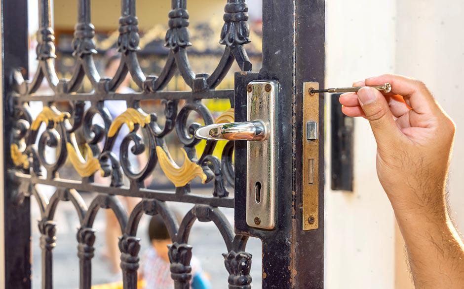 ouverture d'une porte Évry